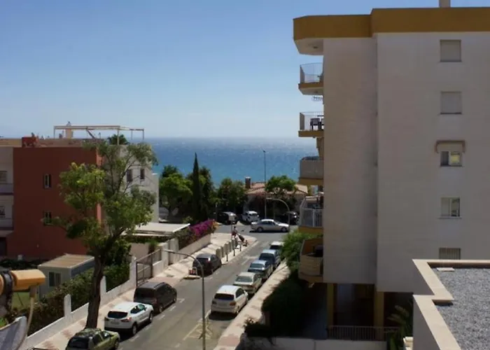 Centrally Located South Facing With Pool 아파트 *