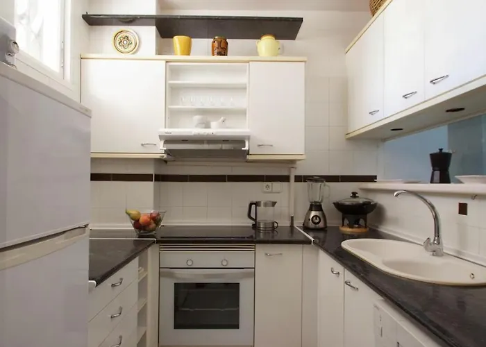 Centrally Located South Facing With Pool Lägenhet